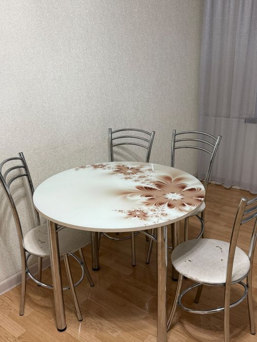 Стол 4 орындығымен