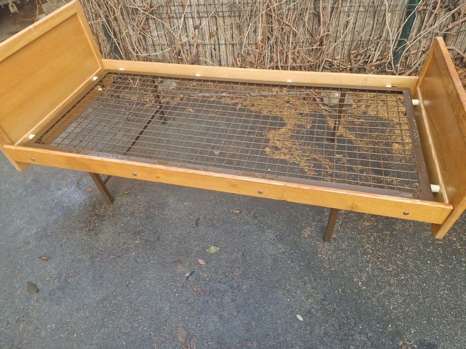 Vand paturi de metal cu cadru de lemn 2m / 90 cm
