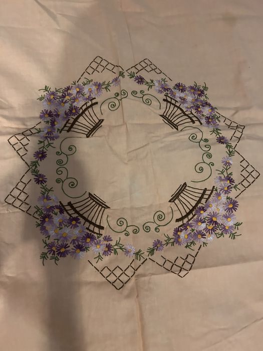 Fata de masa brodata manual