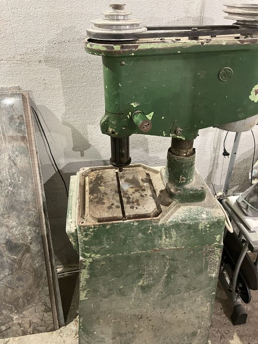 Bormasina industriala cu coloana-masina de gaurit