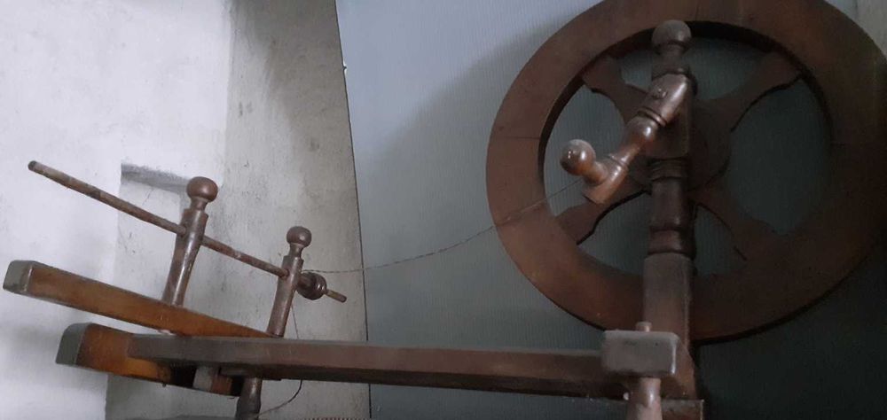 Чекрък старинен за тъкане в  добро състояние от масивно дърво.