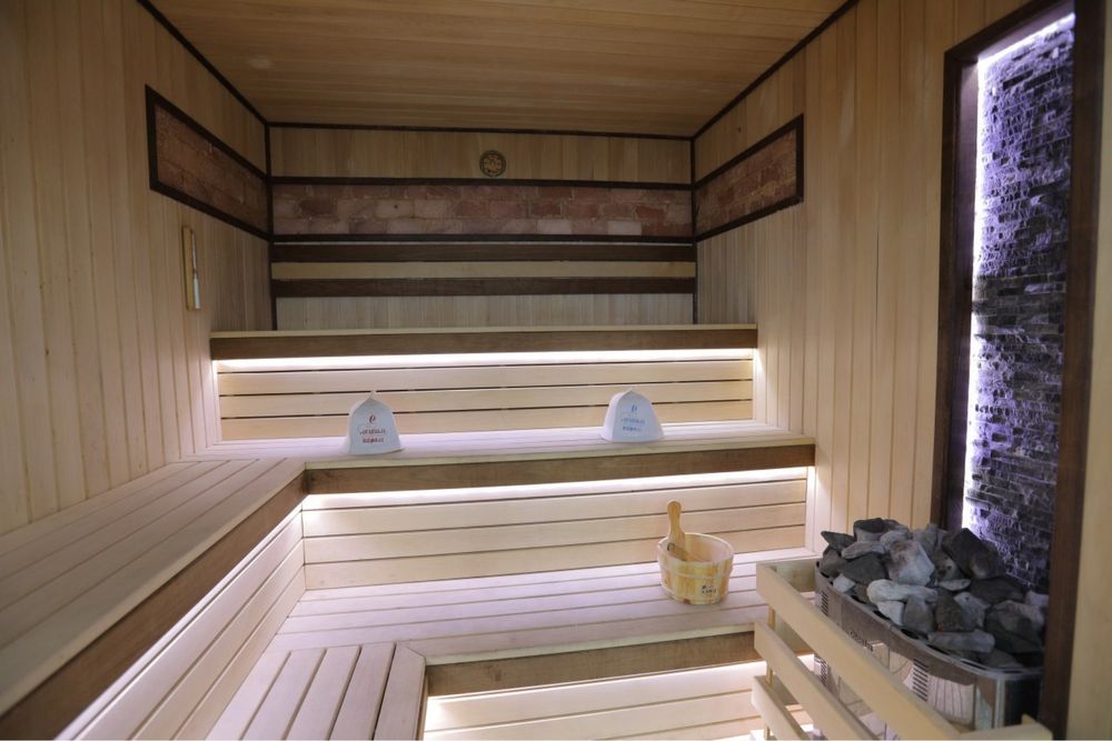 Акташ дача с собстсвенным футболним стадионом и волейболной полем.