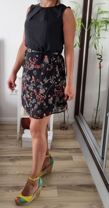 Rochie scurtă neagră fără mâneci cu motive florale