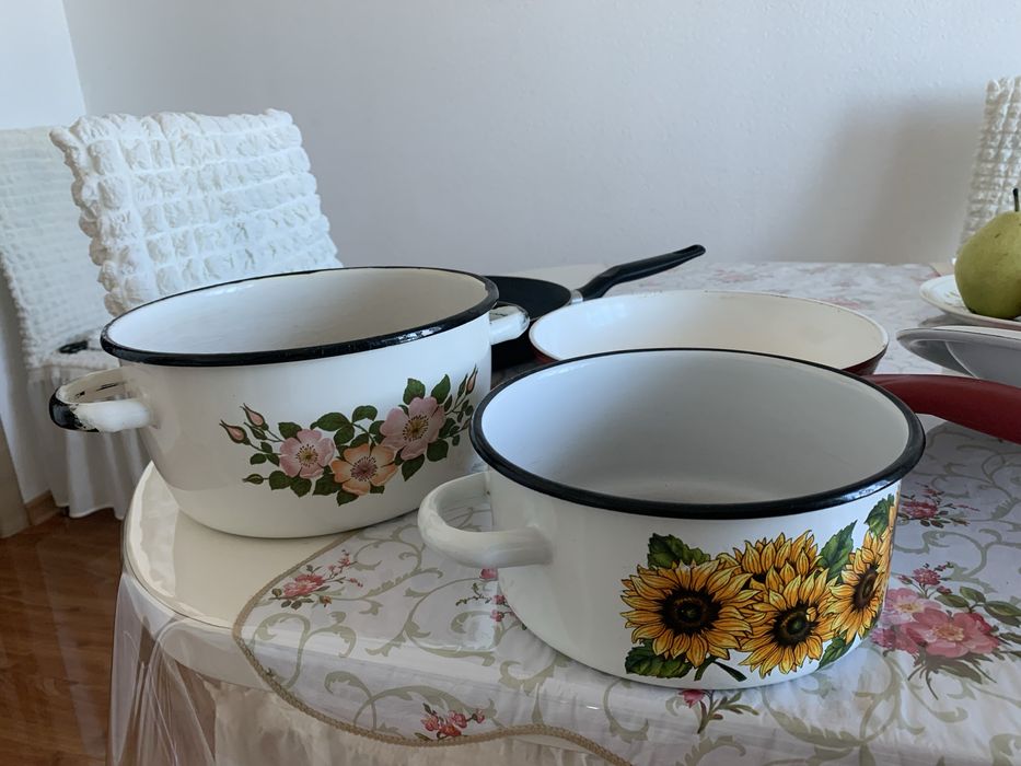 Сковородки, кастрюли.