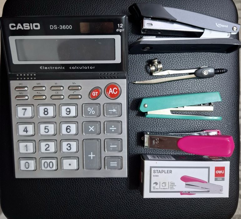 Продаются канцтовары новые и бу.калькулятор,стэплеры,блокноты,регистры