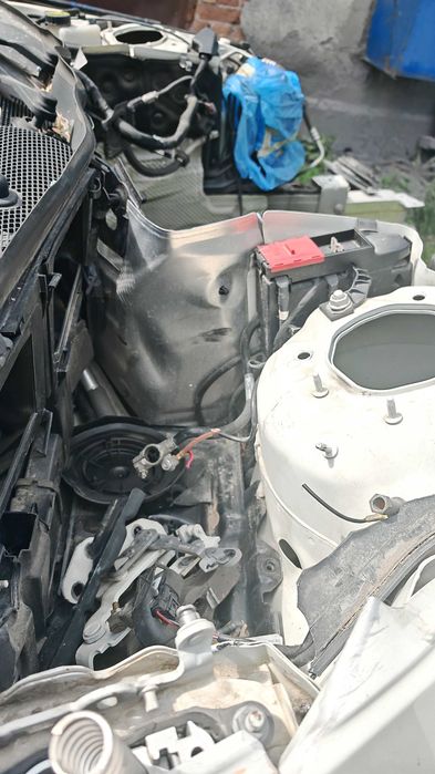 Мерцедес Е350 на части без предна броня, фарове и двигател.