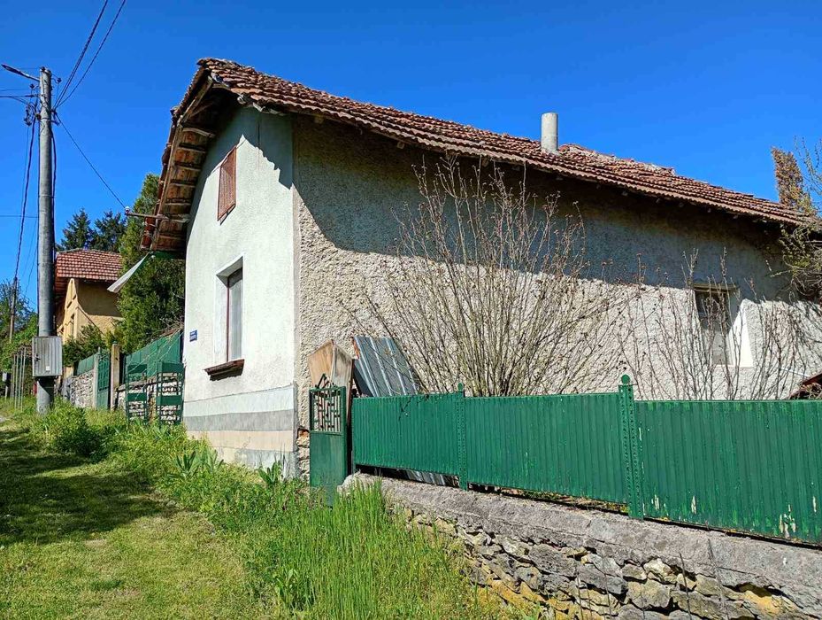 Къща с голям двор – тиха локация в екологичен регион, ток/вода, подходяща за целогодишно живеене