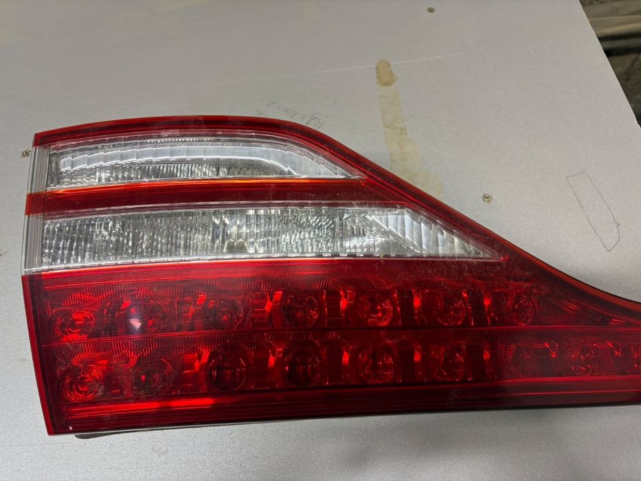 Фары задние на Toyota Estima