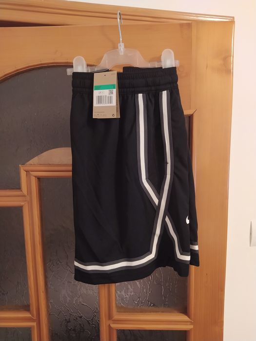 Produse damă: tricou fără mâneci Dri-Fit; bustiere; pantaloni scurți..