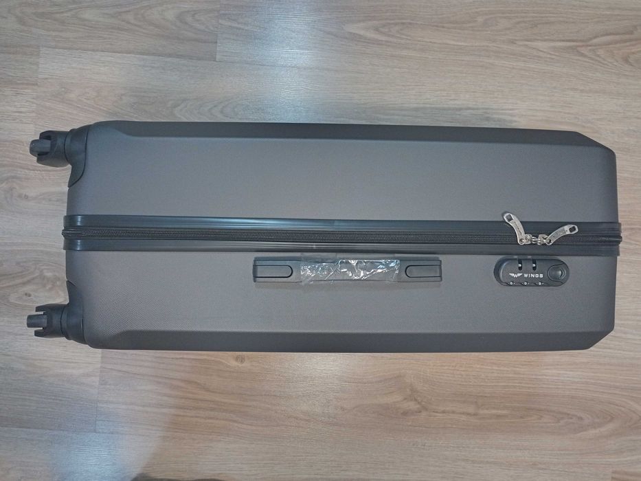 Елегантен Куфар Wings 28"