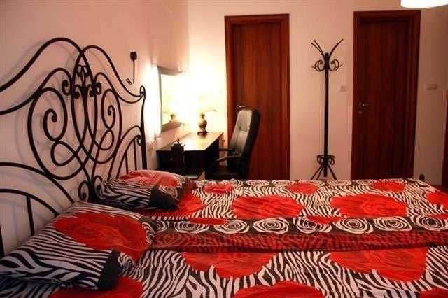 Дава се под наем Двустаен апартамент в Бургас, Център - 58 кв.м за 255 € - Снимка #3