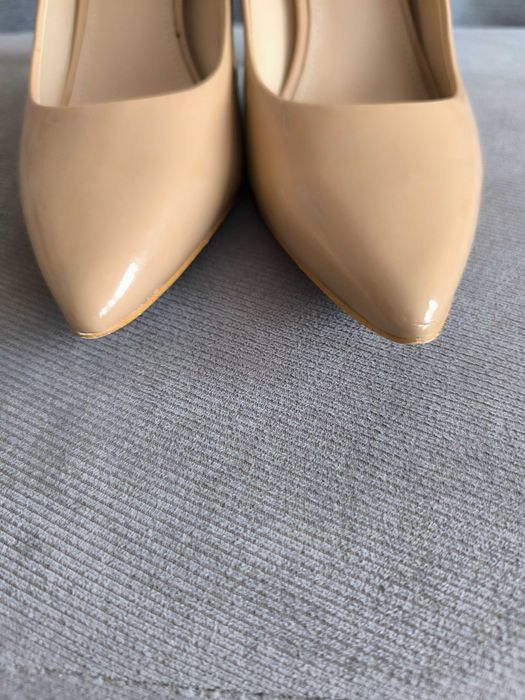 Бежови обувки Guess