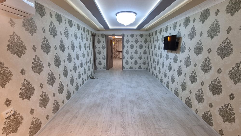 Вокзалда бозорни тугрисида 2 хоналик квартира сотилади, 3 этаж уртада.