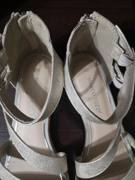 Продам босоножки