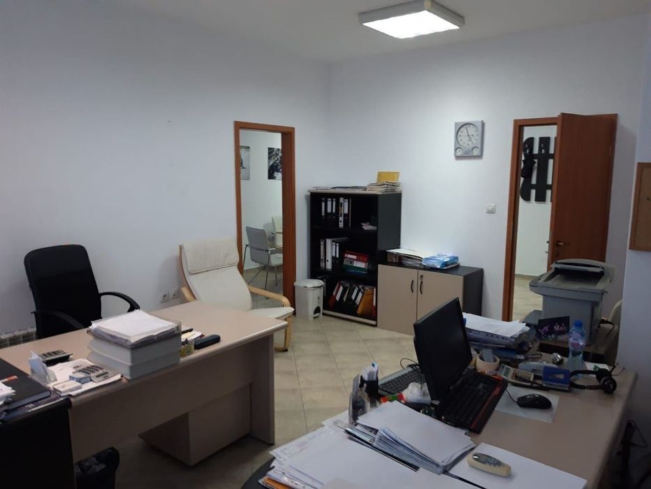 Обзаведен офис до ЕСТЕ – 2 работни помещения, заседателна зала, ниски