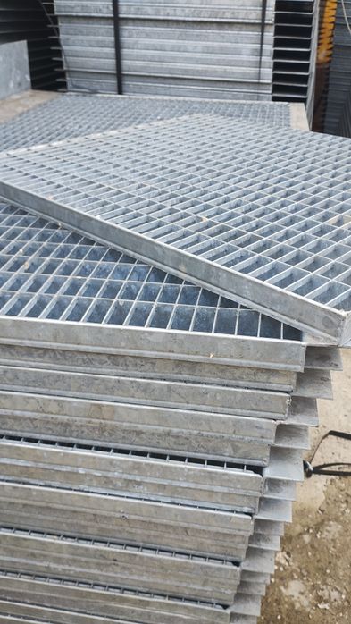 Grătare grilaje rigole pentru scurgeri și canalizari și trepte zincate pentru scări metalice