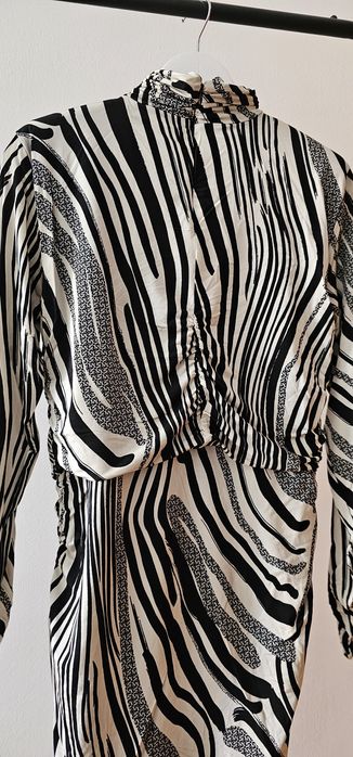 Страхотна рокля от Gestuz с животински принт зебра