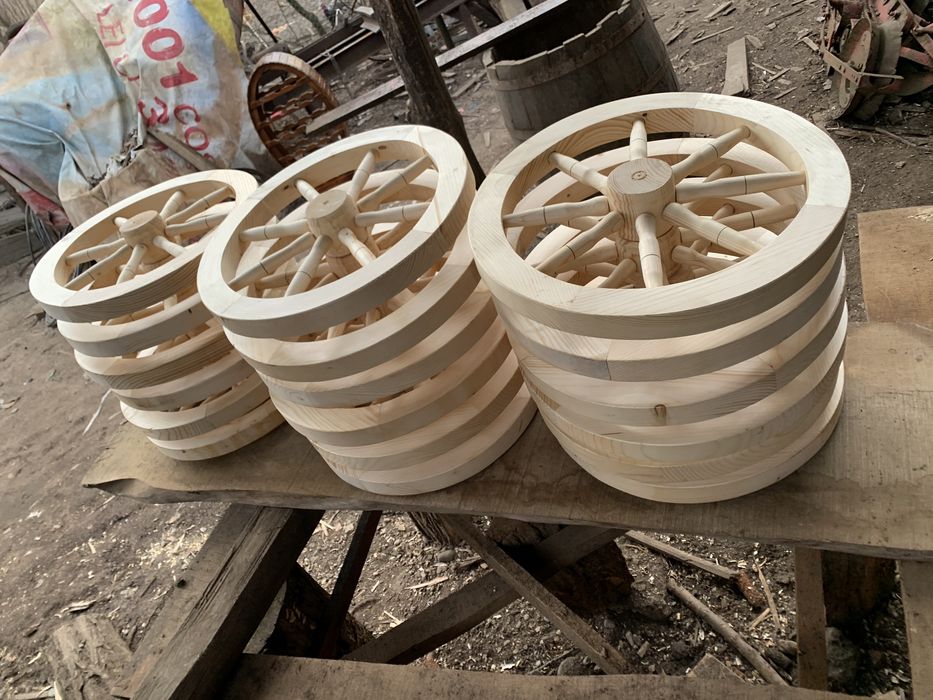 Roata din lemn masiv