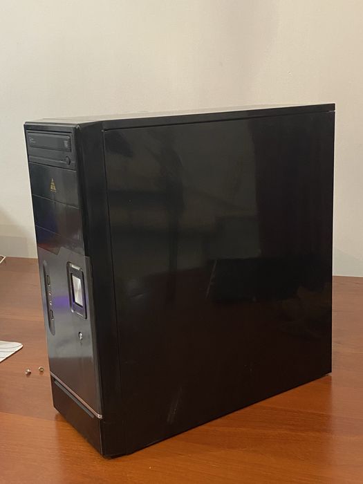 большой универсальный корпус для компьютера