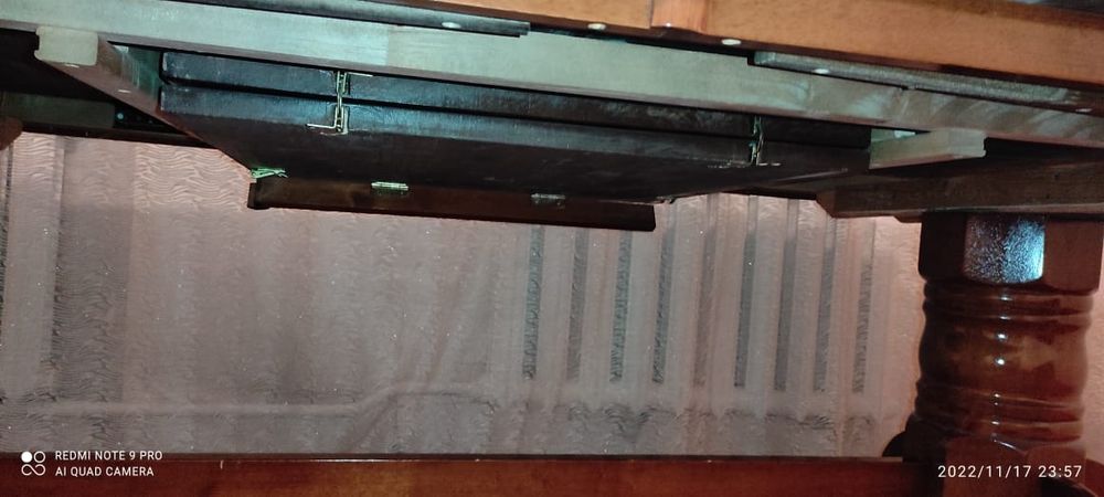 Срочно продам стол в гостинную без стульев.