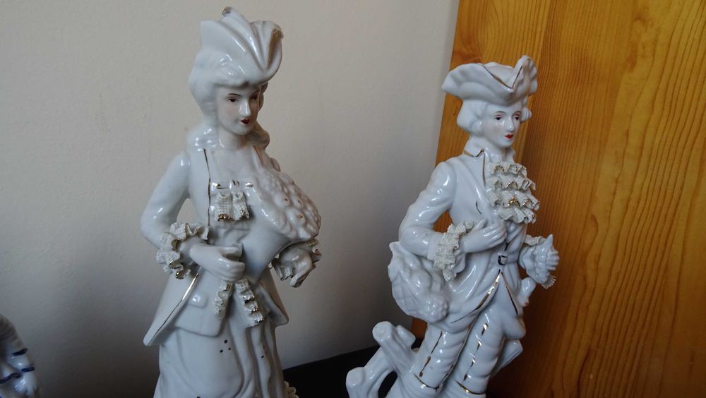 Много големи порцеланови фигури във Викториянски стил, с дантела.