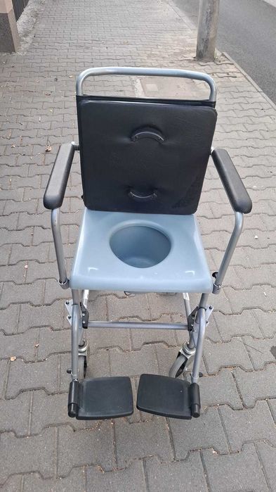 Scaun cu rotile cu olita