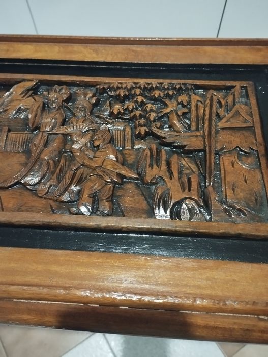 Прекрасна масичка със дърворезба