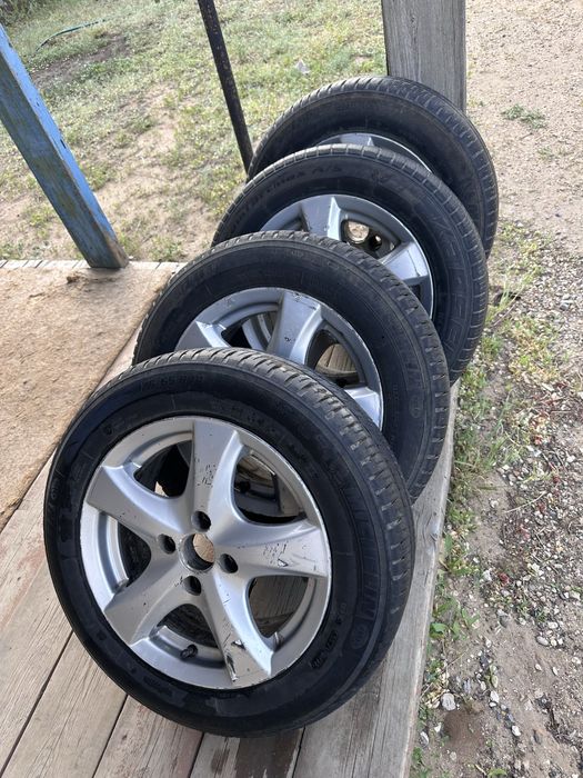 Продам комплект титановых дисков с шинами