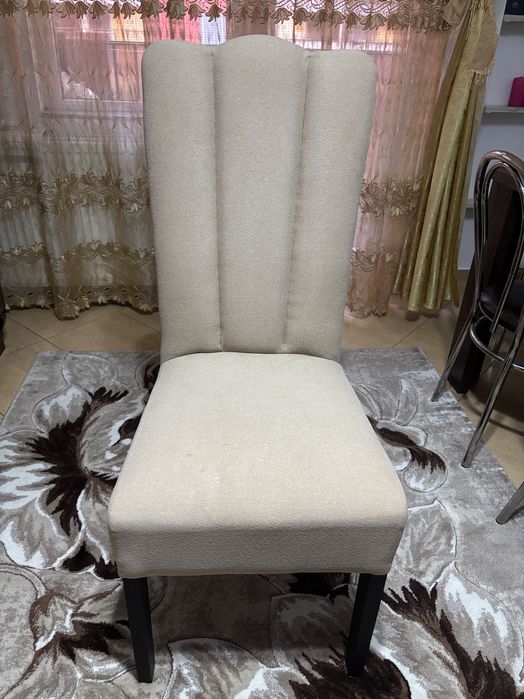 Vând 4 Scaune tapițate de bucătărie