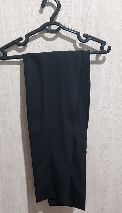 Bir qiz etik kiygan ormonda siymoqda.