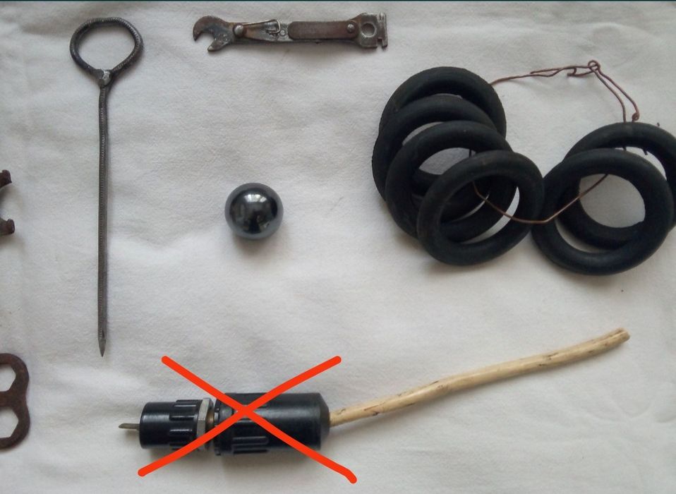 Стара Руска метална кутия, Стари предмети