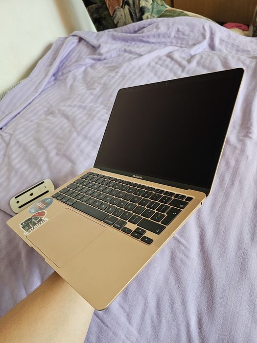 MacBook Air M1 roz si Magic Mouse 2