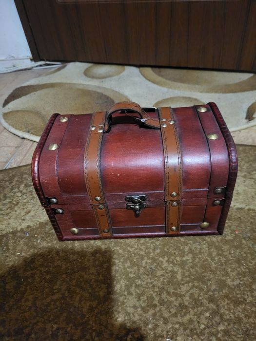 Vand doua cutii de bijuterii rustice noi