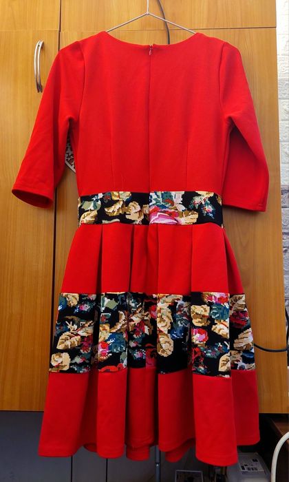 Rochie rosie cu motive folclorice