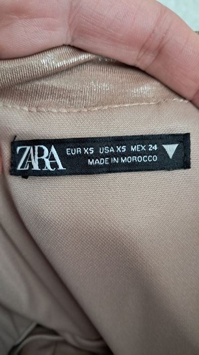 Rochie Zara aurie strapless mini XS – bodycon, efect satinat, party