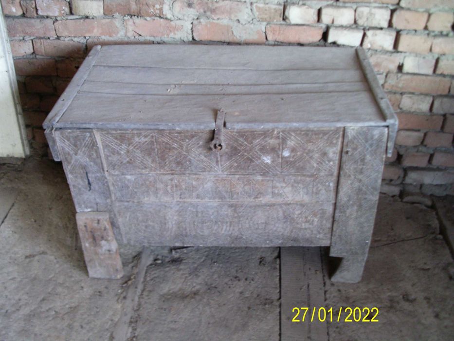 Антични ръчно резбовани Български ракли за чеиз. Народно творчество.