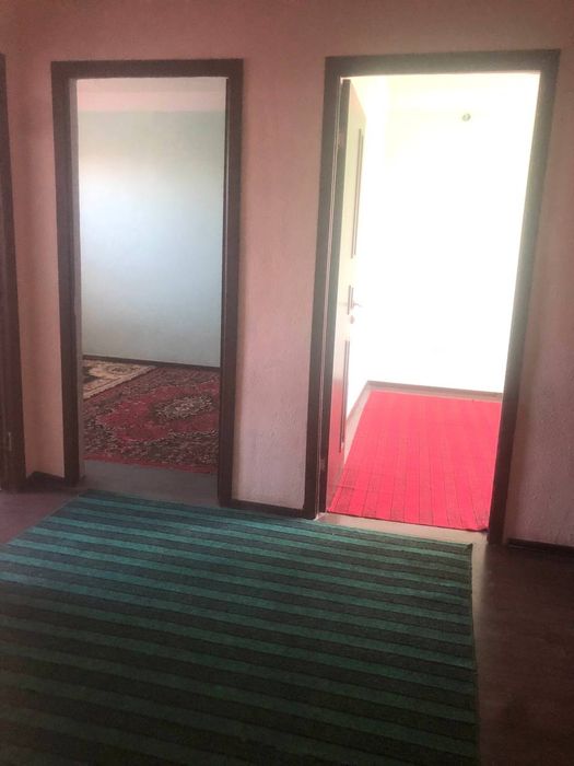 Dom uch etaj  uch xonali barcha jihozlari bor