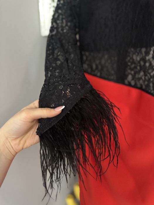 Официална дълга рокля дантела с пера от щраус Bella Barnett