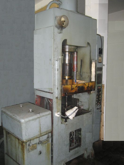 Ексцентър преси 25,63,100;ПЕ63А на части; метални палети;хидравл.преси