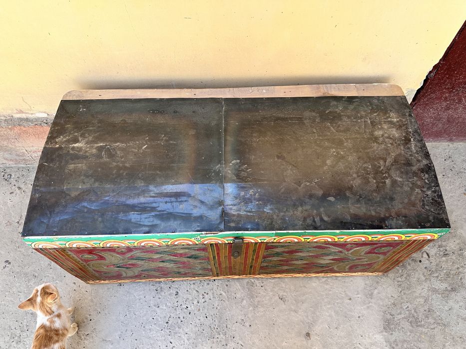 Сундук старинный