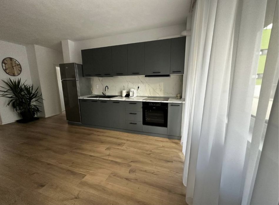 Apartamnet cu 3 camere, nou, prima inchiriere