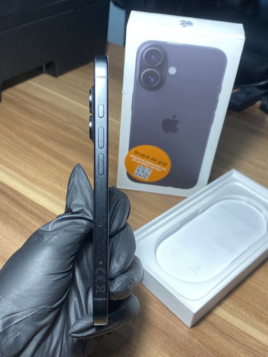 iPhone 16• 128 GB • Black