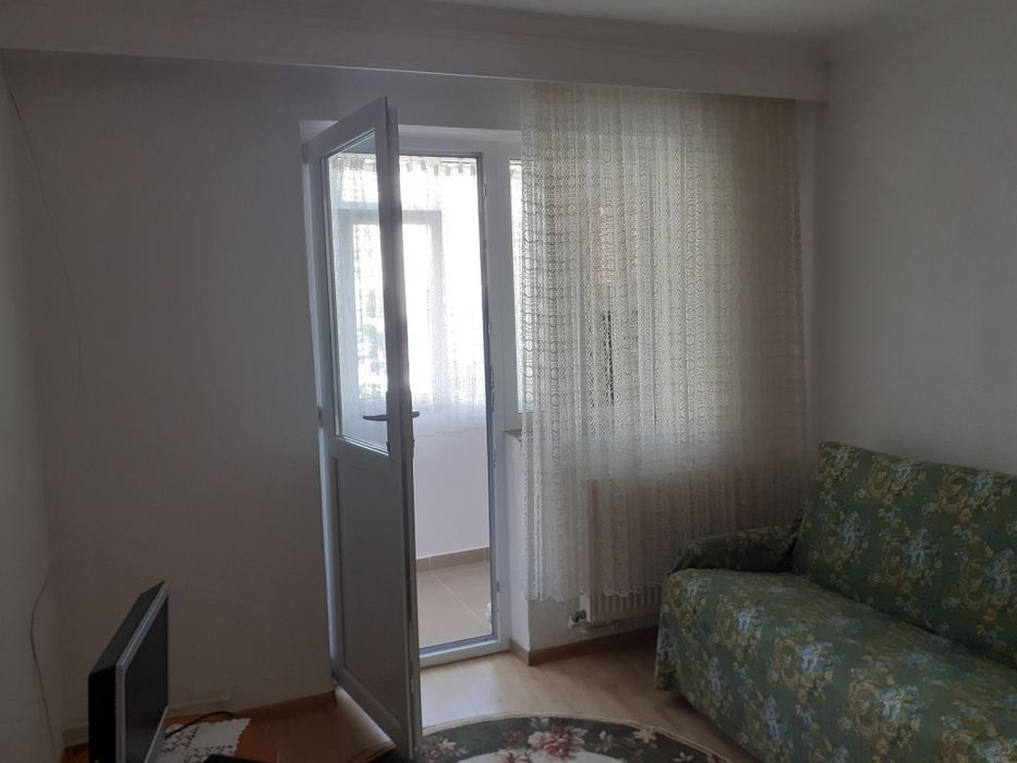 Închiriez apartament cu 2 camere