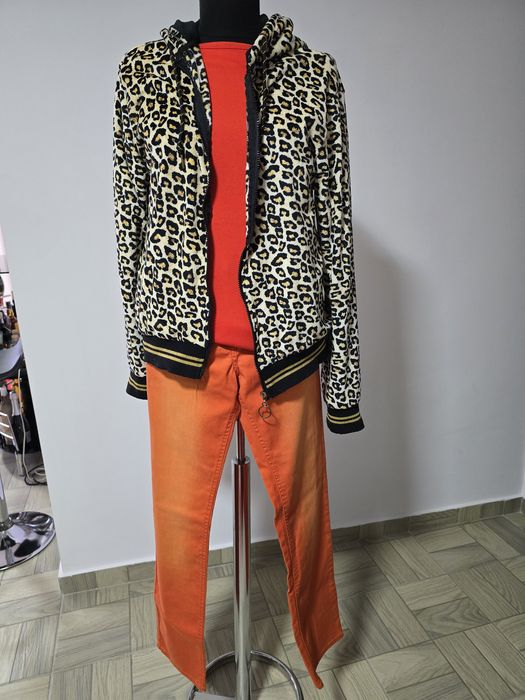 Blugi orange din bumbac, cu strasuri aplicate ;
