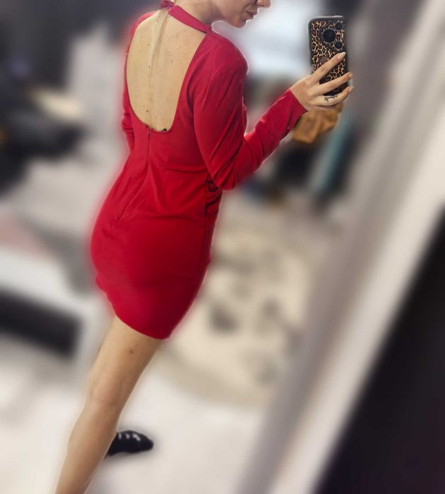 Червена рокля с изрязан гръб