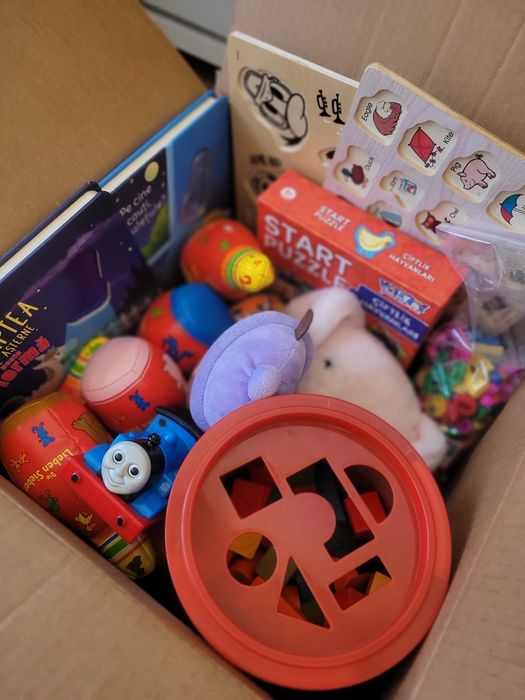 Loturi jucării mașini roboți cărți cuburi