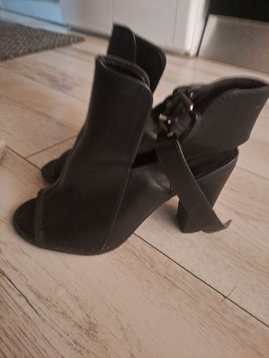Sandale negre cu toc