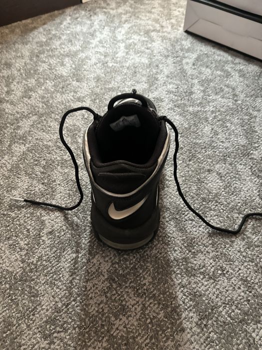 Vând nike uptempo’96 black metalic achizitionati din Buzz