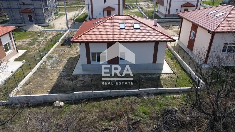 Едноетажна новопостроена къща за продажба, с подпокривно пространство