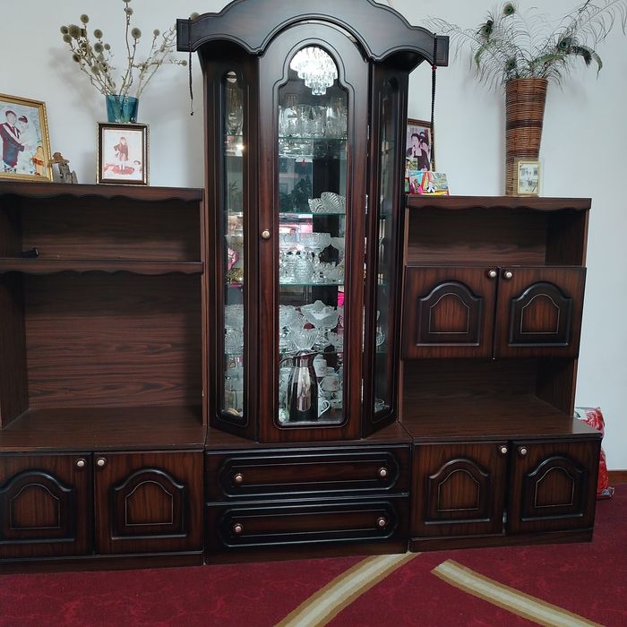 Горка (сервант) для зала